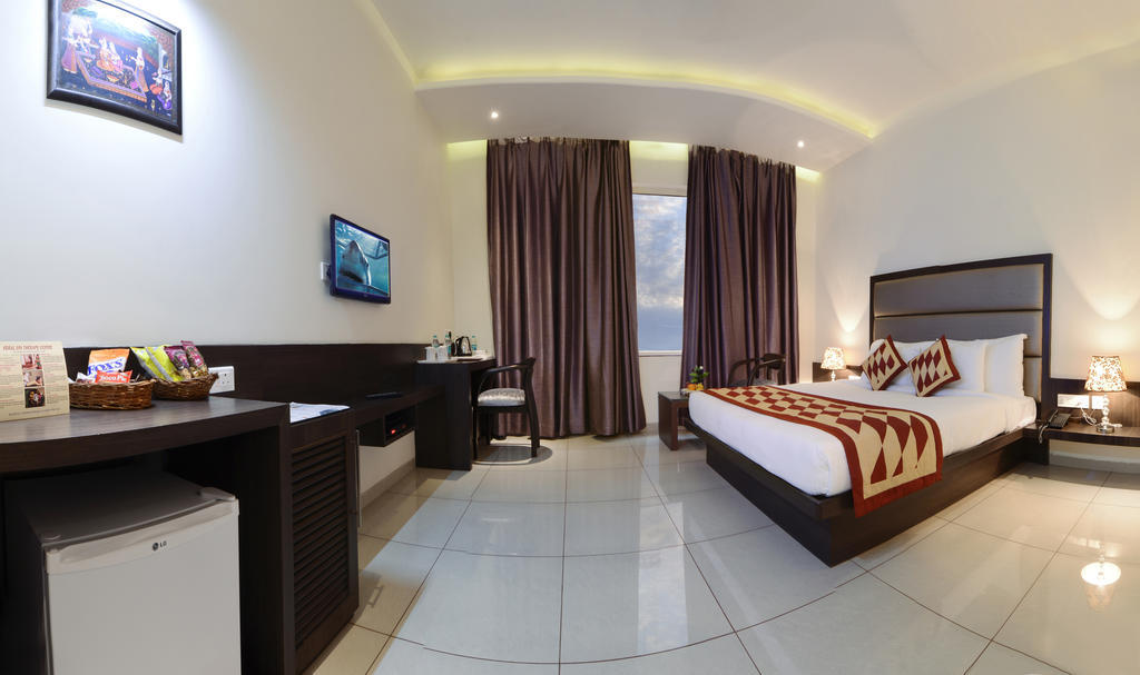 The Taj Vilas Agra  Room photo